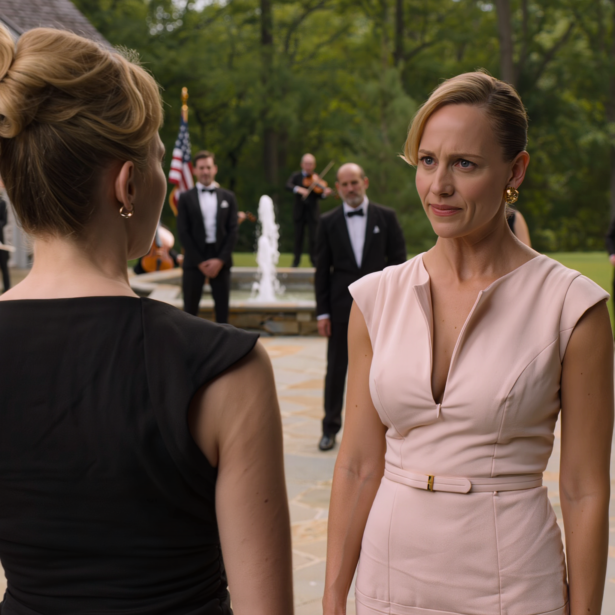 ‘Verkoop dat herenhuis in Boston – de bruiloft van je zus is het belangrijkste evenement in deze familie,’ zei mijn zus, en het ongelooflijke was dat mijn ouders niet alleen instemden, maar het ook stilletjes te koop zetten terwijl ik in Chicago was. Maar op het moment dat het kadaster het eigendomsdossier, dat er zo perfect uitzag dat er geen twijfel over mogelijk was, openmaakte, begon de droom van mijn zus over een leven in het Four Seasons Hotel in duigen te vallen, terwijl iedereen nog steeds het glas hief… v