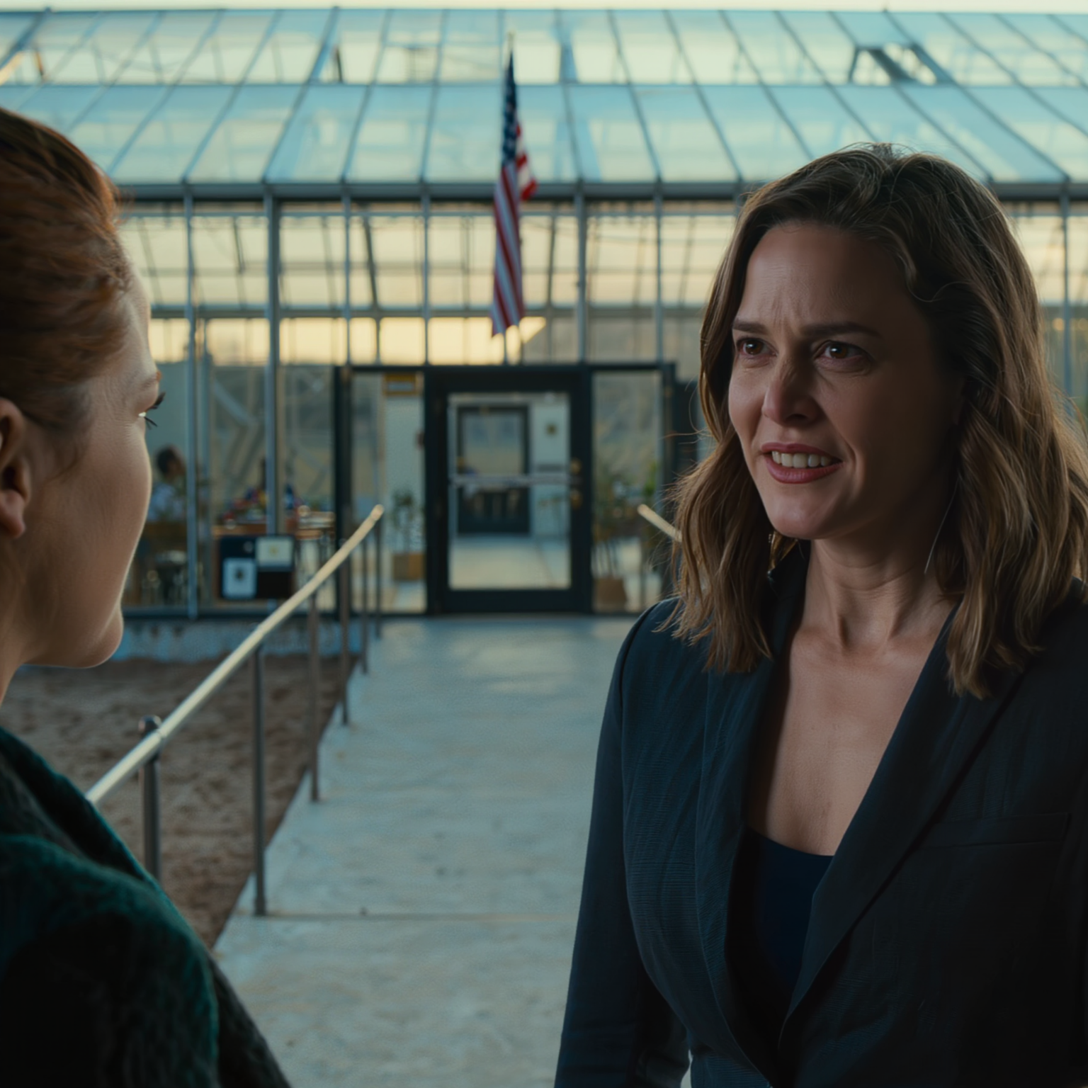 Mijn zus heeft mijn kas van $100.000 vernield om me een lesje te leren nadat ik haar had geweigerd in te huren. Ik heb de beveiligingsbeelden opgezocht en haar ermee geconfronteerd. Mijn moeder stond erop dat we het “binnen de familie zouden oplossen” en mijn vader probeerde de zaak af te sluiten met een cheque. Ik zei nee en liep weg. Nu schreeuwen ze aan de telefoon dat ik harteloos ben – waarom zou ik de politie bellen?