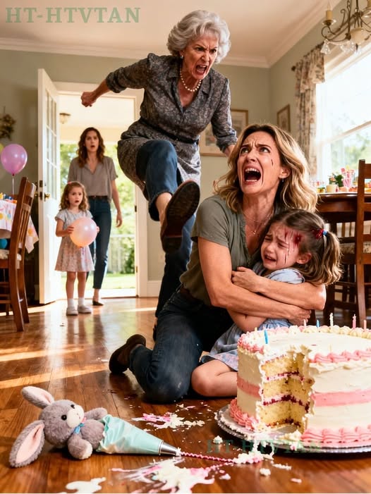 Päätin mennä aikaisin auttamaan äitiäni, kun hän valmistautui veljentyttäreni syntymäpäiväkakkuun. Kun kaikki oli valmista pöydällä, nelivuotias tyttäreni juoksi innokkaasti pöydän luo ja juoksi sormensa kakun läpi. Äitini näki hänet, huusi ja sanoi: ‘Mikä ällöttävä tyttö.’