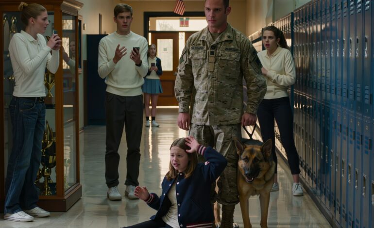 Het gedrag van een rijke leerlinge zorgde voor grote verbazing op school – totdat haar gedecoreerde militaire vader arriveerde.