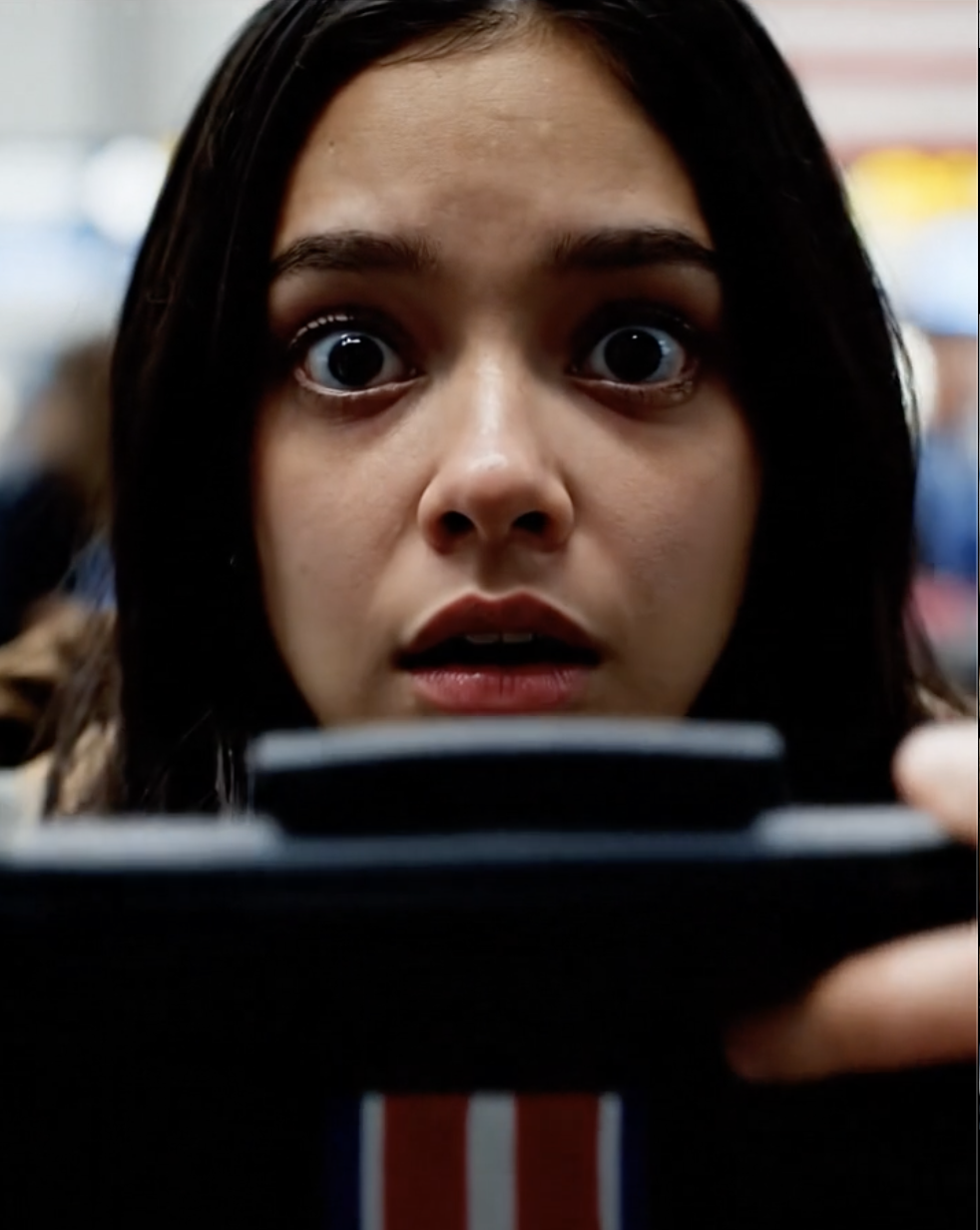 Ze hielden het stille meisje alleen tegen omdat haar rugzak er te oud uitzag voor Reagan Airport, maar toen een TSA-beambte een verborgen leren etui opende en fluisterde: “Dat staat in geen enkel systeem”, veranderde de sfeer. Ze huilde niet, maakte geen ruzie, en toen de Homeland Security vroeg waar de medaille vandaan kwam, noemde ze een naam die zelfs een getrainde agent deed verbleken: “Mijn grootvader zei dat ik hem naar Catherine Menddees moest brengen.”