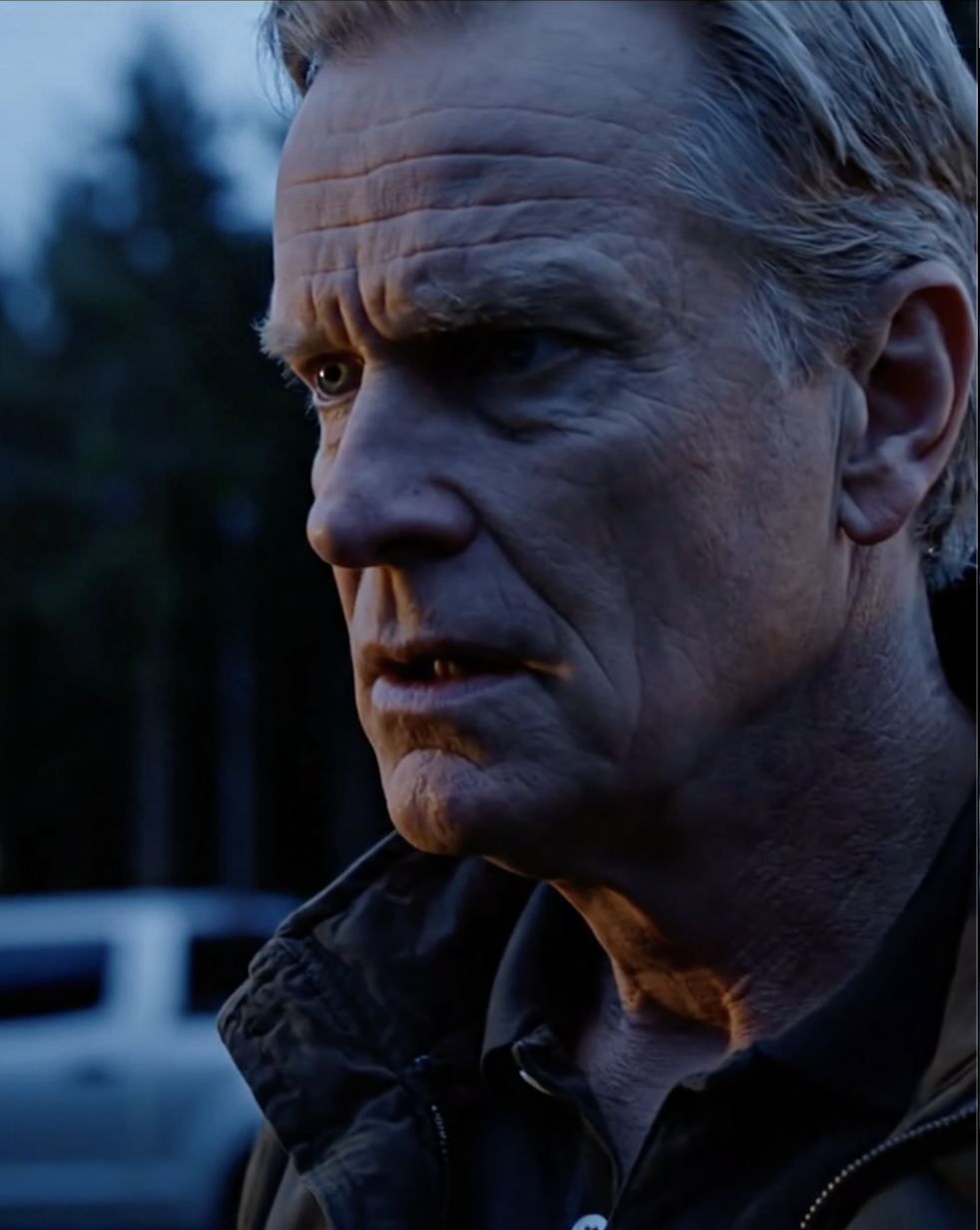 Veertien maanden na de begrafenis van mijn zoon viel er een rekening van zijn vakantiehuis aan het meer in mijn brievenbus. Ik reed er die avond heen in de verwachting dat het er stil zou zijn, maar de verandaverlichting was aan en er stond een onbekende vrachtwagen op de oprit. Toen ik de beveiligingsbeelden bekeek, realiseerde ik me dat het huis al heel lang niet leeg had gestaan.