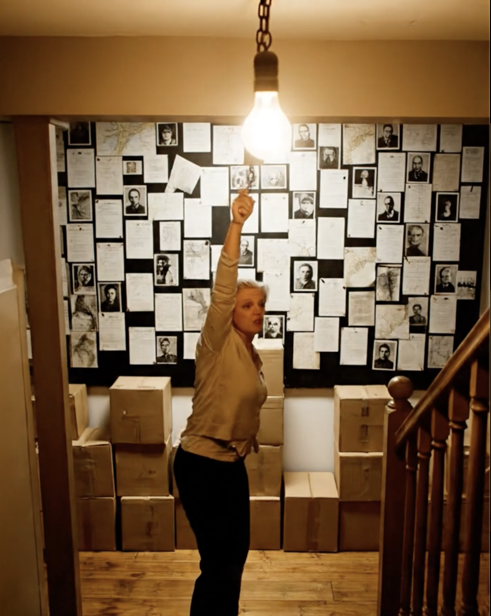 Mijn eigen zoon duwde me het oude landhuis in, smeet mijn telefoon op de grond kapot, deed de deur van buitenaf op slot en vertelde me dat ik daar zou sterven voordat hij en zijn vrouw op een luxe cruise vertrokken – maar geen van beiden herinnerde zich wat er al die tijd in de kelder op me had gewacht.