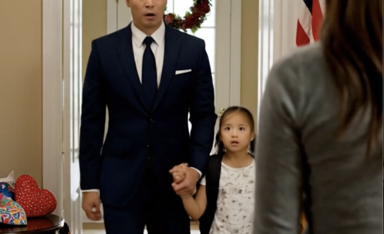 Ik was me aan het klaarmaken voor het pianorecital van mijn dochter Lily toen ze vanuit haar kamer appte: “Papa, help me met mijn rits. Alleen jij. Doe de deur dicht.” Ik liep naar binnen en wist meteen dat het niet om een ​​jurk ging. Lily draaide zich om en vertelde me wat er elke zaterdag gebeurde als ik werkte – hoe ze het haar moeder had proberen te vertellen, maar dat er niets veranderde. Ik hield mijn stem kalm, pakte een tas in en zei: “We gaan weg. Nu.” Mijn vrouw ging voor de deur staan ​​– “Nee, dat doen jullie niet. Mijn ouders wachten.” Ik pakte Lily op en liep toch naar buiten.