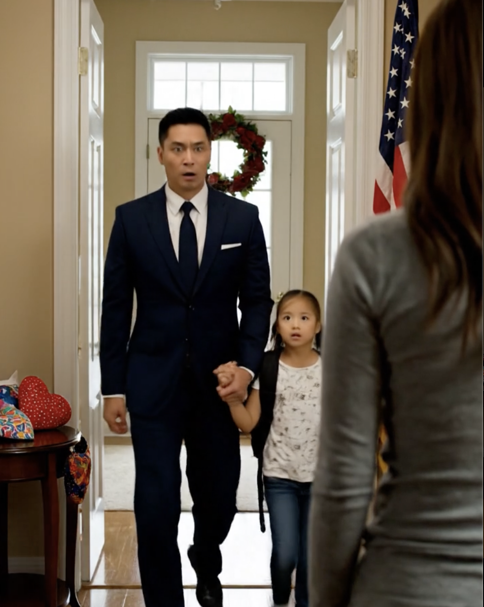 Ik was me aan het klaarmaken voor het pianorecital van mijn dochter Lily toen ze vanuit haar kamer appte: “Papa, help me met mijn rits. Alleen jij. Doe de deur dicht.” Ik liep naar binnen en wist meteen dat het niet om een ​​jurk ging. Lily draaide zich om en vertelde me wat er elke zaterdag gebeurde als ik werkte – hoe ze het haar moeder had proberen te vertellen, maar dat er niets veranderde. Ik hield mijn stem kalm, pakte een tas in en zei: “We gaan weg. Nu.” Mijn vrouw ging voor de deur staan ​​– “Nee, dat doen jullie niet. Mijn ouders wachten.” Ik pakte Lily op en liep toch naar buiten.