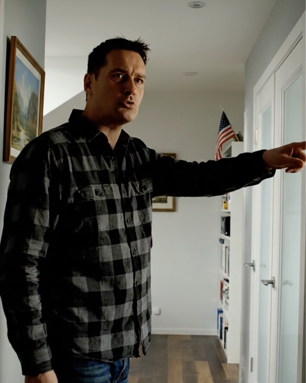 Terwijl mijn zoon en schoondochter op vakantie waren, had ik een schoonmaakster ingehuurd om te helpen met het huis. Nog geen uur later belde ze me op, haar stem trillend. “Meneer, er huilt iemand op zolder. Het is niet de tv.” Ik haastte me ernaartoe, denkend dat er een vergissing moest zijn, maar op het moment dat ik de zoldertrap naar beneden trok, besefte ik dat ze iets in dat huis hadden verstopt dat nooit gevonden had mogen worden.