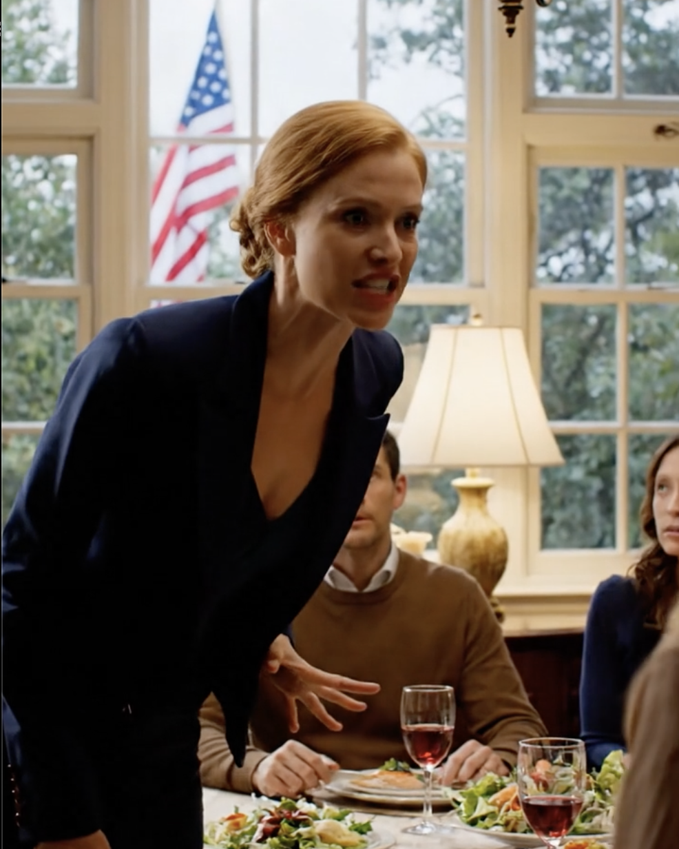 ‘Jij bent nog niet half zo’n vrouw als je zus,’ zei mijn moeder tijdens het eten. Ik schoof mijn stoel naar achteren en zei: ‘Dan kan zij jouw huur gaan betalen.’ Mijn vader werd bleek: ‘Huur? Welke huur?’