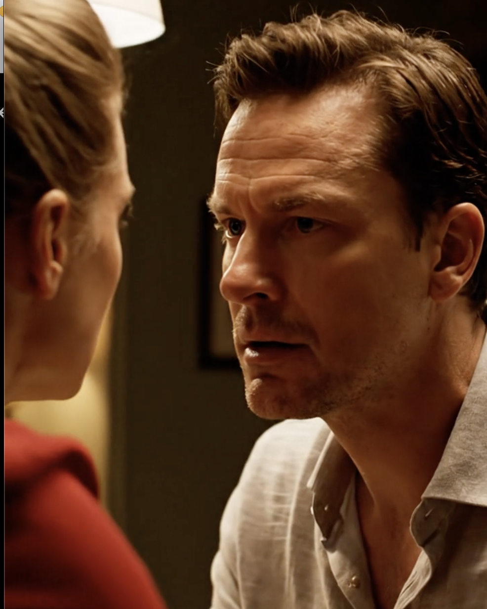 Tijdens het avondeten in het appartement naast de stomerij vroeg mijn zoon plotseling: “Papa, waarom woon je hier nog steeds? Wat is er gebeurd met het huis op Sycamore dat ik voor je heb gerenoveerd?” Ik verstijfde, want niemand had me ooit sleutels gegeven, en toen hij zich omdraaide om zijn vrouw van de boekenclub te bellen, duurde de stilte aan de andere kant zo lang dat iedereen in de keuken begreep dat er al veel te lang een geheim was verborgen.