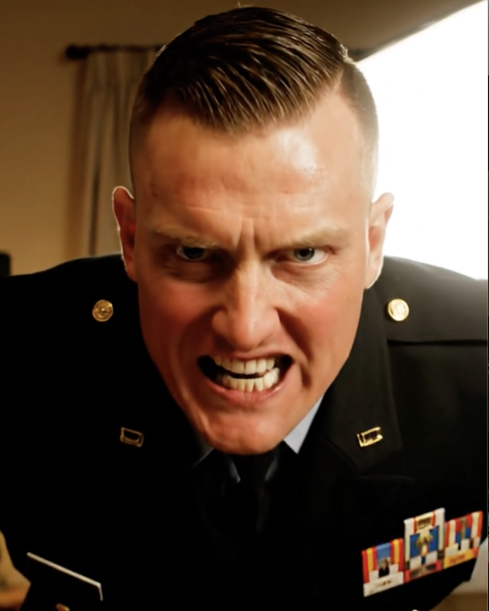 Mijn zus gaf mijn zes maanden oude zoontje een klap tijdens het kerstdiner, terwijl mijn hele familie toekeek. Mijn man stond op in uniform en zei: “Zet de camera uit!” Drie dagen later, nadat mijn moeder me dramatisch had genoemd en mijn zus een nepverhaal over “familieherstel” had geplaatst, lichtte een berichtje van mijn tante mijn telefoon op: “Dit is niet de eerste keer,” en toen begreep ik eindelijk waarom.