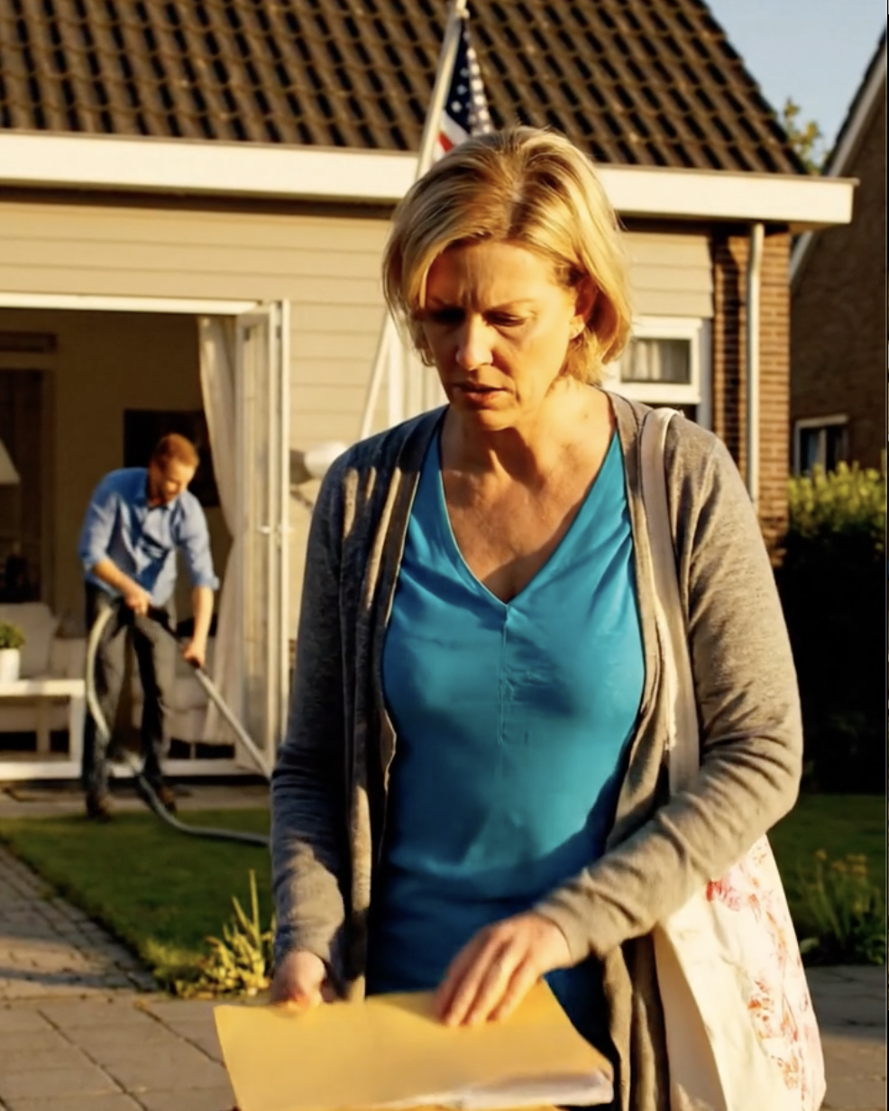 Ik draaide me om om mijn portemonnee te pakken en hoorde mijn dochter zeggen: “We moeten gewoon even wachten.”