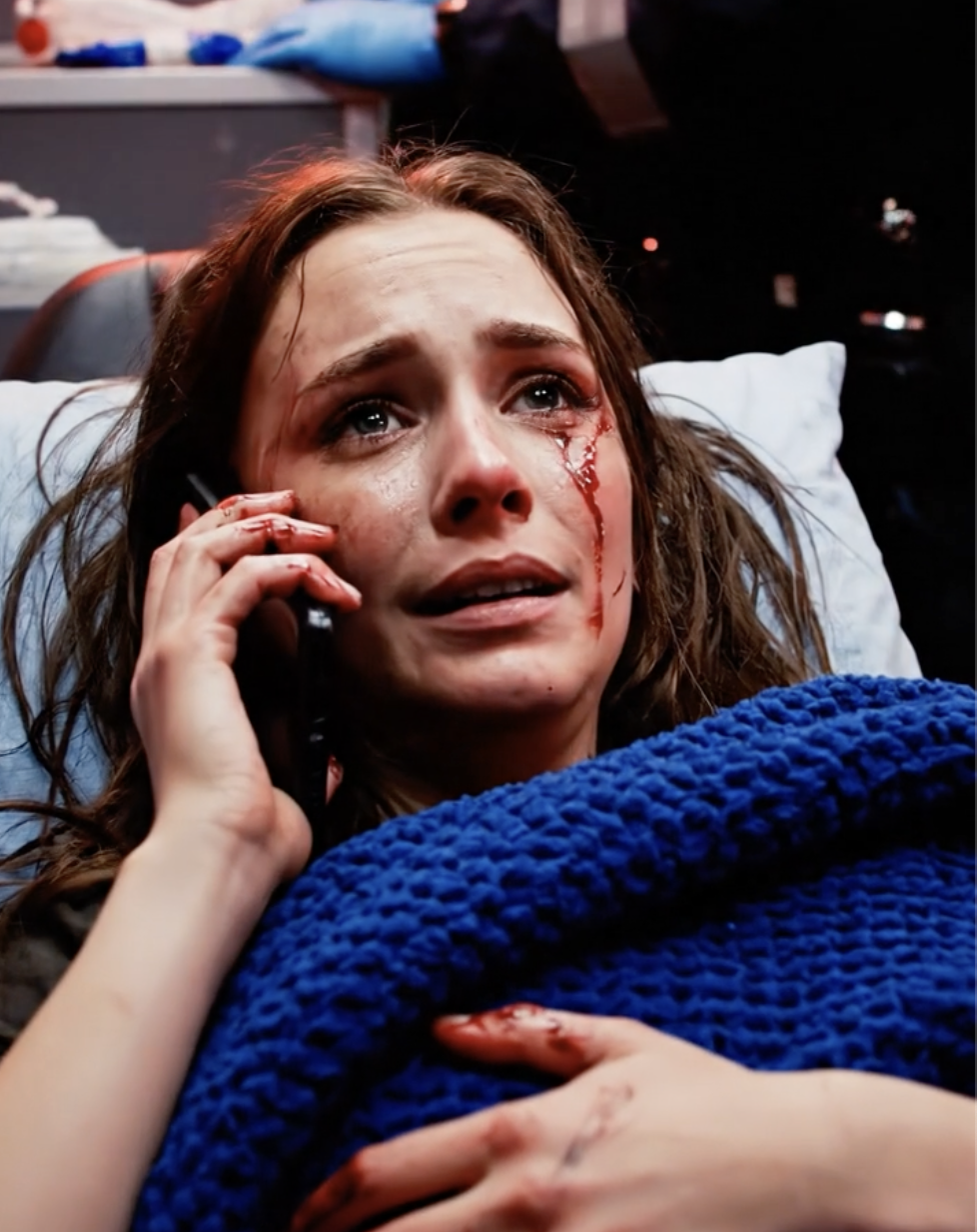 Ik belde mijn moeder vanuit de ambulance en vertelde haar dat ik met spoed geopereerd moest worden. Ze luisterde vijf seconden, zuchtte en vroeg of het kon wachten tot na Victoria’s verjaardagstaart. Ik dacht dat dat het deel zou zijn dat ik nooit zou vergeten. Dat was het niet. Wat me het meest is bijgebleven, kwam later, toen de traumachirurg naar mijn noodcontactformulier keek, even stilviel en zei: “Evelyn… wie heeft je verteld dat dokter William Harrison dood is?”