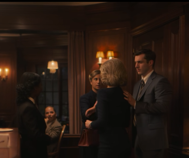 Äiti, pöytä on jo täynnä, joten mikset menisi sinne—McDonald’s sopisi sinulle paremmin, miniäni sanoi sillä kiillotetulla hymyllä, joka saa ihmiset nauramaan mukana, koska se tuntuu turvallisemmalta kuin puhua, ja yhdellä hengenvedolla hän muutti poikani promootioillallisen hiljaiseksi julkiseksi oikeudenkäynniksi, jossa minä olin näyttelyssä:  vanha, ‘väärässä paikassa’ ja kätevä poistaa… kunnes päätin, että huone muistaisi nimeni. – Uutiset