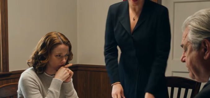 Siskoni kihlajaisissa äiti esitteli minut sulhasen perheelle: ‘Tämä on meidän tyttäremme—siivoaa taloja työkseen.’ Isä lisäsi: ‘Olemme luovuttaneet hänestä.’ Sulhasen äiti kallisti päätään, tuijotti minua ja kuiskasi: ‘Odota… sinä olet se nainen, joka—’ Hän pysähtyi. Koko pöytä hiljeni. Äitini kasvot kalpenivat. – Uutiset