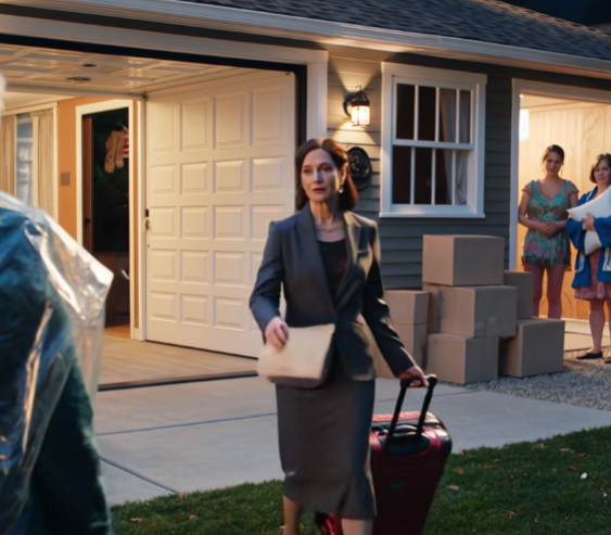 Kun olin työmatkalla, tyttäreni siirsi tavarani autotalliin — Maanantaina laitoin yhden kirjekuoren pöydälle Mitä tekisit, jos tulisit työmatkalta kotiin ja löytäisit huoneesi hiljaisesti ‘muutetuksi’? Mitä jos kuistin valo olisi pois päältä, talo tuntui oudolta ja viesti pyytää ‘joustamaan’? Entä jos päätöksentekijä puhuisi kuin asia olisi jo sovittu? Olen Bula Morrison. Olen 62-vuotias ja matkustan sijoitusfirmassa. Viime viikolla lensin takaisin Chicagosta myöhään – sellainen yö, jolloin koko umpikuja nukkuu ja matkalaukun pyörät kuulostavat kovemmalta kuin pitäisi. 23:30. Avaimeni kääntyi. Sisäänkäynti oli pimeä. Seurasin käytävää ja pysähdyin makuuhuoneeni ovelle. Tahmea lappu. Nopea käsiala. “Bula— vierashuone tänä iltana. Juniperin vanhemmat saapuivat etuajassa. Kiitos ymmärryksestä. —Marcus” Ymmärrystä. Avasin vierashuoneen. Tyhjä. Ei ‘keksitty’. ” Tyhjä. Takanani, pehmeät korot puulla. Juniper seisoi siinä silkkisetissä, jonka olin ostanut hänelle viime jouluna, tukka siistinä kuin keskipäivällä puolenyön sijaan. ‘Vanhempani tarvitsivat ensisijaisen huoneen’, hän sanoi hymyillen kuin hän tarjoaisi yksinkertaista ratkaisua. ‘Missä tavarani ovat? ” Kysyin. ‘Oi… autotalli’, hän vastasi, yhä valoisa. “Kaikki on hoidettu. Matkustat paljon muutenkin. ” Kävelin hänen ohitseen keittiöön ja huomasin omat astiani pesualtaassa — päivällinen, johon en ollut osallistunut. Talo haisi jonkun muun aikataululta. Juniper lisätty, suloinen ja siisti, ‘Ja pitäkää aamut hiljaisina. Isäni nukkuu kevyesti. ” Sinä iltana istuin autotallin yläpuolella muovilaatikoiden ja yhden täkin vieressä, jota en koskaan antanut kenenkään käsitellä rennosti. En väittänyt vastaan. En lähettänyt viestejä. Annoin hiljaisuuden rauhoittua tarpeeksi kauan, että yksi ajatus selkenee. Kaksi vuotta yritin olla ‘helppo. ” Se vain opetti ihmisiä tekemään valintoja kysymättä minulta. Maanantaihin mennessä Juniper oli olohuoneessani puhumassa ‘meidän kodistamme’ kuin se olisi ollut hänen harjoittelemansa fraasi. Marcus leijui puhelimensa äärellä vältteleen silmiäni kuin ruutu voisi ratkaista hetken. En korottanut ääntäni. Laitoin tavallisen kirjekuoren kahvipöydälle ja sanoin rauhallisesti: ‘Meidän pitäisi tehdä asumisjärjestelyt selväksi. ” Juniperin hymy kesti vielä sekunnin, kun hän tavoitteli sitä. Sitten hän näki kirjepaperin. Ei koristeellinen. Ei dramaattista. Puhdasta, virallista mustetta ylimpänä: Huippukokouksen otsikko ja sulku — Muutos miehitystä ja viranomaista Hänen sormensa pysähtyivät läppälle. Ja ensimmäistä kertaa ovesta sisään astumisen jälkeen huone muisti viimein kuinka olla hiljaa