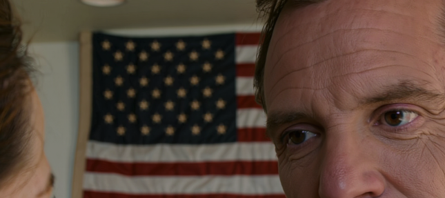 Mieheni hautajaisten jälkeen en kertonut hänen perheelleen Pennsylvanian järvenrantahirsimökistä — tai hänen jättämästään 315 700 dollarista; tuijotin vain tarkkaavaisesti yöpöydän messinkiavainta hiljaisessa kodissani. Kuusi viikkoa myöhemmin hänen veljensä toi keittiööni tuntemattoman ja sanoi kylmästi: ‘Me myymme talosi. ‘HYMYILIN… … ja messinkiavain istui yöpöydälläni posliinikulhossa 14 päivää. En hakenut sitä. Joka aamu se oli Nolanin kirpputorilta ostaman lampun vieressä Quakertownin lähellä – pieni, edullinen esine, mutta nyt se oli kuin ankkuri pidättelemässä minua, estäen liukastumasta. Avain avasi mökin järvenranta Pennsylvaniassa. Opin tämän kaksi päivää hautajaisten jälkeen, kun avasin Nolanin työpöydän alimman laatikon ja löysin tulenkestävän lukittavan laatikon. Sisällä oli papereita nimissäni, Vanguard-lausunto 315,700 dollaria ja pino keltaisia seteleitä. Nolan oli kirjoittanut: ‘Jos jotain tapahtuu, kaikki tässä laatikossa on sinun.’ Älä anna kenenkään viedä sitä. ” Palasin kirjanpitäjän töihin Coopersburgiin tuijottamaan vakuutuskoodeja kunnes silmiini särkee. Numerot eivät kyselleet oletko ‘okei’, joten luotin niihin vain selviytyäkseni päivästä. Sitten Dale soitti. Nolanin veli. Sellainen kaveri joka käyttää Bluetooth-kuulokkeita hautajaisvastaanotollakin. Hän sanoi haluavansa tulla ‘auttamaan’ paperitöiden kanssa. Hän istui keittiönpöydän ääreen, joi kahvia ja kyseli rahasta – vakuutuksista, lainoista, tileistä, omaisuudesta. Kerroin hänelle 45000 dollarin vakiovakuutuksesta ja lopetin. En maininnut mökkiä. En maininnut 315 700 dollaria. Ei siksi, että olisin suunnitellut, vaan siksi, että Dale nojasi eteenpäin, tapa miten hänen kysymyksensä tulivat nopeasti peräkkäin, sai minut tuntemaan, että minua tarkkailtiin. Sitten heitä alkoi tulla yhtä säännöllisesti kuin kello. Phyllis toi muhennoksen ja järjesti maustekaappini uusiksi kysymättä. Janine pyysi ‘uudelleen’ vaatekaapin ja autotallin. Seuraavana aamuna Nolanin vanha Omega-kello, jota hän arvosti eniten, oli poissa laatikosta. Janine sanoi, ettei muista nähneensä sitä. Melkein uskoin häntä, koska suru saa epäilemään omaa muistiaan. Eräänä iltapäivänä tulin kotiin ja löysin postini siististi pöydältä. Dale tekstasi, että hän oli ‘vahingossa’ piipahtanut vaihtamassa takan suodattimen, koska hänen äitinsä oli huolissaan. Täydellisesti toteutettu onnettomuus. Viidennellä viikolla Dale toi tuntemattoman Kevin-nimisen Kevin-nimisen ‘tarkastamaan kattoa. ” Puhtaat khaki housut. Lasertaso vyössä. Kevin ei ollut koskaan ennen kiivennyt katolle. Hän mittasi olohuoneeni, avasi takkakaapin, tarkisti sähköpaneelin, kysyi vedenlämmittimestä – ja lähti. Kaksi päivää myöhemmin naapuri keltaisessa talossa lipputangon kanssa kertoi hiljaa nähneensä Dalen kävelevän aitani pitkin mittanauhan kanssa. Ja sitten tuli ‘perhelaina’. Phyllis soitti yksitoikkoisella äänellä: 42 000 dollaria vuoden 2017 käsirahaan, ja nyt meidän piti ‘keskustella siitä, mikä on reilua. ” Dale lähetti minulle hienon laskentatataulukon sähköpostitse – ei allekirjoituksia, ei papereita. Tammy, ystäväni hammasklinikalta parkkipaikan toisella puolella, kuuli kaiken ja sanoi vain yhden asian: ‘Marissa, tarvitset asianajajan. ” Kuusi viikkoa hautajaisten jälkeen Dale lopetti teeskentelyn. Eräänä lauantaiaamuna hän toi keittiööni vieraan naisen, jolla oli salkku ja kamera, hymyillen katsellen ympärilleen kuin arvioiden tilannetta. Dale asetti kätensä Nolanin ja minun yhdessä valitsemalle graniittityötasolle ja sanoi lyhyesti, kylmästi, ikään kuin ilmoittaisi vuokralaiselle: ‘Me aiomme myydä talosi. ” Minä hymyilin. Sillä hetkellä Dale alkoi vihdoin ymmärtää… hän oli kaivannut jotain. (Yksityiskohdat on listattu ensimmäisessä kommentissa. )