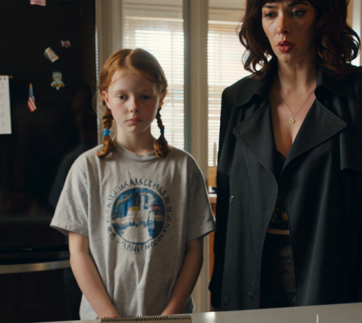 Äitini matkusti kuukaudeksi Eurooppaan ja jätti minulle 20 dollaria—joten kun hän palasi, yksi kuva keittiön pöydällä sai hänet kuiskaamaan: ‘Ei. Ei. Tämä ei voi olla totta.’ Olin yksitoistavuotias, paljain jaloin kylmällä linoleumilla Ohion vuokra-asunnossa, tuijottaen tyhjää jääkaappia kuin se olisi haaste. Yhdeksäntenä päivänä ostin kertakäyttökameran ruoan sijaan, koska tiesin, että äitini kutsuisi myöhemmin totuutta ‘draamaksi.’ – Uutiset