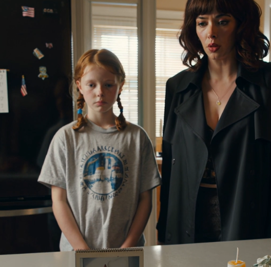 Äitini matkusti kuukaudeksi Eurooppaan ja jätti minulle 20 dollaria—joten kun hän palasi, yksi kuva keittiön pöydällä sai hänet kuiskaamaan: ‘Ei. Ei. Tämä ei voi olla totta.’ Olin yksitoistavuotias, paljain jaloin kylmällä linoleumilla Ohion vuokra-asunnossa, tuijottaen tyhjää jääkaappia kuin se olisi haaste. Yhdeksäntenä päivänä ostin kertakäyttökameran ruoan sijaan, koska tiesin, että äitini kutsuisi myöhemmin totuutta ‘draamaksi.’ – Uutiset