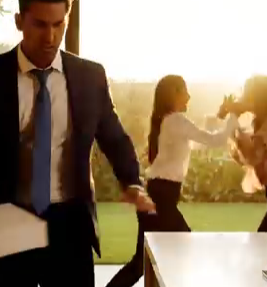 Annoin kihlatulleni ylellisen elämän ja sormuksen, jota kaikki kadehtivat. Tulin kotiin aikaisin yllättämään äitini, vain kuullakseni kihlattuni sihahtavan: “Olet hyödytön.” Huomasin hänen vääntävän äitini rannetta. “Minä vain hoitimme sen”, hän sanoi täydellisellä hymyllä. Hän luulee minun olevan vain liikemies. Hän ei tiedä, mitä tyhjästä syntynyt poika tekee suojellakseen naista, joka antoi hänelle kaikkensa.