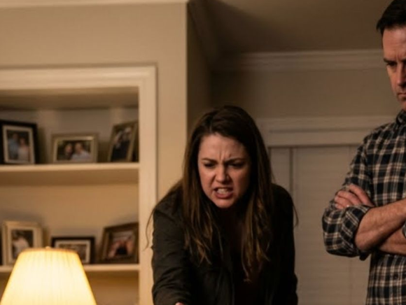 ”Pysy kaukana meistä.” Nuo olivat tyttäreni viimeiset sanat ennen kuin hän työnsi minua niin kovaa, että kaaduin lattialle. En itkenyt. En anellut. Hymyilin, nousin seisomaan ja lähetin yhden sanan: Okei. Sitten hiljaa katkaisin heidän uuden talonsa rahoituksen. Viisi tuntia myöhemmin puhelimeni ilmestyi näkyviin kolmekymmentä vastaamatonta puhelua – ja silloin totuus alkoi paljastua.