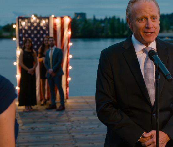 40-vuotisjuhlissaan Columbian varrella olevalla laiturilla isäni osoitti suoraan minua ja julisti, että olin “hänen elämänsä suurin pettymys”. Koko väkijoukko katsoi minua tutulla säälillä – kunnes roottorin aalto pyyhkäisi veden yli, laivaston upseeri astui alas, huusi nimeäni ja koko telakka hiljeni.