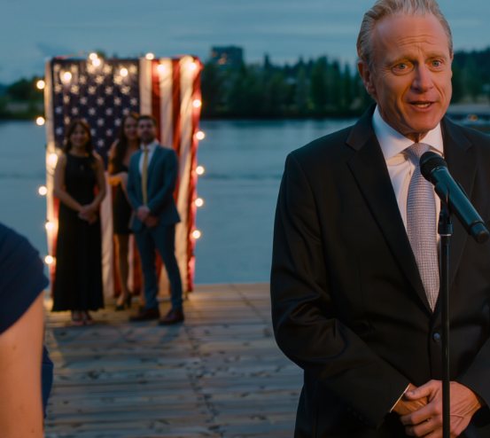 40-vuotisjuhlissaan Columbian varrella olevalla laiturilla isäni osoitti suoraan minua ja julisti, että olin “hänen elämänsä suurin pettymys”. Koko väkijoukko katsoi minua tutulla säälillä – kunnes roottorin aalto pyyhkäisi veden yli, laivaston upseeri astui alas, huusi nimeäni ja koko telakka hiljeni.