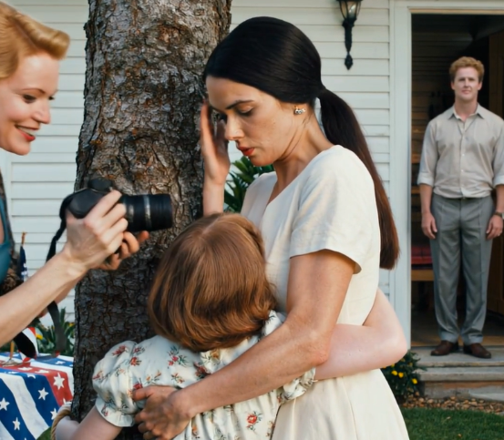 Kun olimme appivanhempieni luona, kälyni vei nelivuotiaan tyttäreni ulos ja sanoi: “Minun täytyy kokeilla jotain hauskaa!” Hetken kuluttua kuulin huutoja. Kun kiiruhdin ulos tarkistamaan, tyttäreni oli sidottu hunajaan kastuneeseen puuhun, ja ampiaiset parveilivat hänen kehossaan ja pistivät häntä. Kälyni nauhoitti sitä nauraen: “Haluan nähdä, miten ampiaiset käyttäytyvät ja kuinka kauan hän selviää tästä!” Kun yritin tarttua tyttäreeni ja vapauttaa hänet, anoppini tarttui minua hiuksista ja sai minut kaatumaan maahan sanoen: “Anna tyttäreni pitää hauskaa – etkö näe, että hän on niin onnellinen tehdessään tätä?” Katsoin miestäni epätoivoisesti, mutta hän vain kohautti olkapäitään ja sanoi: “Anna heidän lopettaa!” Työnsin kaikki sivuun kaikin voimin, avasin puremien peittämän tyttäreni ja kiidätin hänet sairaalaan. Se, mitä tein seuraavaksi, raunioitti heidän elämänsä.