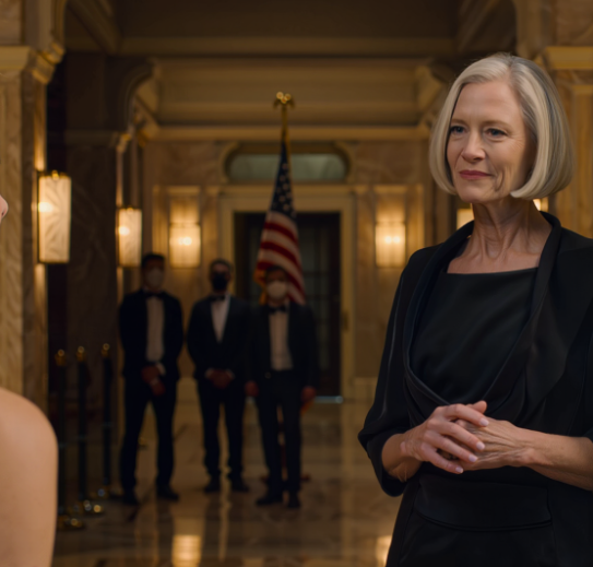 Maksoin vanhempieni 50-vuotishäistä luksushotellissa Manhattanilla. Turvamiehet heittivät minut ulos ja haukkuivat minua “kerjäläiseksi”. Kymmenen vuoden ajan olin heidän henkilökohtainen pankkiautomaattinsa. En huutanut. Tein laskelmat. Kaksi viikkoa myöhemmin HEIDÄN elämänsä alkoivat hajota… – Uutiset