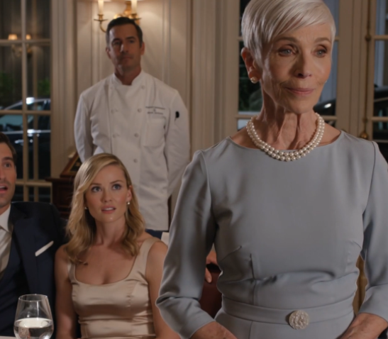 ”Emme tehneet ylimääräistä lautasta”, miniäni sanoi ja liu’utti lasillisen vettä minua kohti, kun hänen perheensä söi hummeria ja voideltuja sämpylöitä ruokasalin lämpimien valojen alla. Poikani tuskin nosti katsettaan ennen kuin lisäsi: ”Sinun pitäisi tietää paikkasi, äiti.” Hymyilin, taittelin lautasliinani ja sanoin: ”Tiedoksi.” Muutamaa minuuttia myöhemmin etuovi avautui ja kokki, jota he olivat odottaneet, astui sisään ja kysyi minua nimeltä. – Uutiset