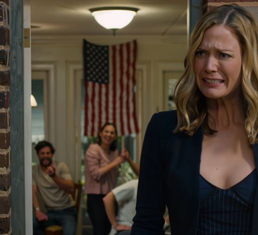 Isäni potki minut ulos, jotta hänen “kultainen tyttärensä” voisi muuttaa sisään, äitini sanoi kylmästi, että talo kuului nyt hänelle, ja sisareni virnisti: “Et ole tervetullut tänne.” Sitten he järjestivät tupaantuliaisjuhlat “heidän” unelmakotinsa kunniaksi ja kertoivat kaikille, etten ollut “koskaan auttanut ketään”. Mutta… he unohtivat kysyä sen yhden kysymyksen, joka heidän olisi pitänyt kysyä ensin. – Uutiset