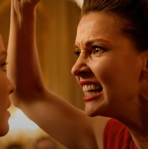 Äitipuoleni repäisi kultaiset siivet ilmavoimien univormustani ja huusi: “Varastit tämän!” hiljaisessa juhlasalissa, joka oli täynnä kenraaleja, senaattoreita ja isääni – jotka tuijottivat lattiaa minun vuotaessani verta. Sitten kahdeksankymmentäkaksivuotias veteraani astui eteenpäin, otti kädessään olevan rintaneulan ja sanoi: “Rouva… nämä ovat Normandian lentäjän siivet.” Sillä hetkellä huone muuttui – ja niin muuttui kaikki, minkä hän luuli hallitsevansa. – Uutiset