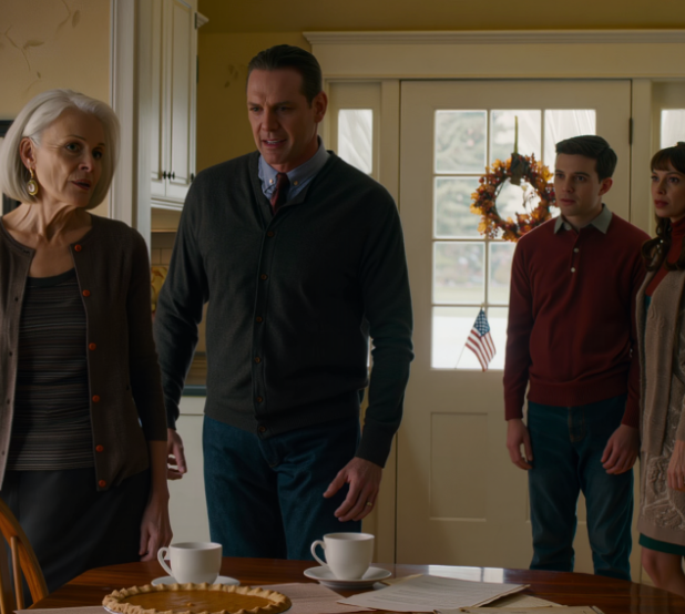 Poikani katsoi minua ja sanoi: ”En usko, että sinun pitäisi tulla tänä vuonna kiitospäivänä.” En sanonut mitään. Seuraavana aamuna, kun lankoni näki pöydällä olevat asiakirjat, hän jähmettyi. Koko huone hiljeni, kun kaikki alkoivat tajuta työntäneensä väärän henkilön sivuun.