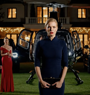 Nimeni on Rebecca Cole, ja sinä iltana, kun Jefferson High muutti alumniviikonloppunsa loistokkaaksi kaikkien luokkien gaalaksi Aspen Grove Resortissa, ajoin pitkää pyöreää kivistä tietä pitkin tummansinisessä mekossa, jonka olin ostanut alennusmyynnistä ostoskeskuksessa Interstate 25:n varrella. – Uutiset