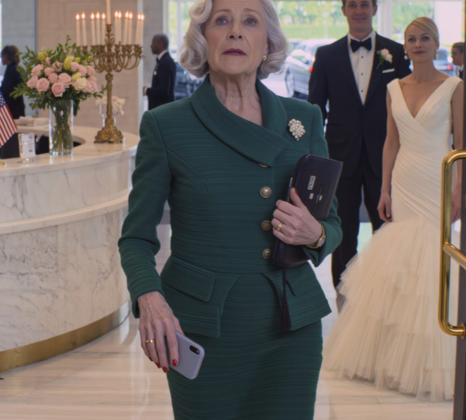 Poikani ja miniäni yliviivasivat nimeni häävieraiden listaltaan. Sinä päivänä olin vielä pukeutunut asianmukaisesti, kävelin vastaanottotiskille ja annoin nimeni. Henkilökunta selaili listaa hämmentyneenä, nosti katseensa ja sanoi: “Nimeäsi ei ole tässä.” Menin etsimään poikaani; hän vain pyöritteli kylmästi silmiään ja sanoi: “Luulitko todella, että sinut kutsuttaisiin, äiti?” Hymyilin hieman ja vastasin: “Ymmärrän.” Käännyin ja kävelin pois, mutta kesken vihkimisen hänen puhelimensa alkoi yhtäkkiä soida taukoamatta, ja kaikki salissa kääntyivät katsomaan häntä. – Uutiset