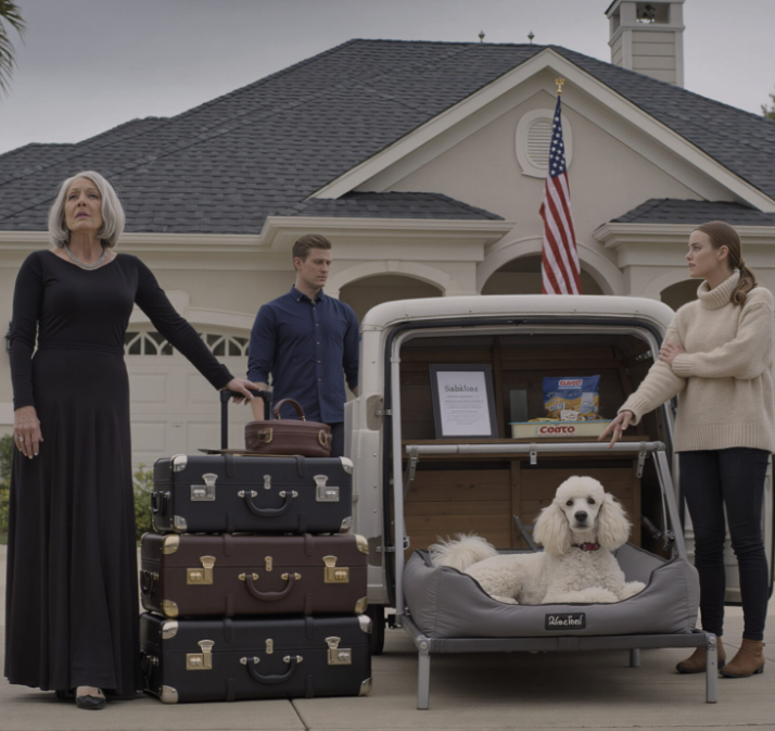 Sinä päivänä, kun mieheni kuoli, miniäni kasasi laukkuni autotalliin – tietämättömänä 19 miljoonasta dollarista ja huvilasta, jonka hän oli minulle jättänyt. Sinä yönä miniäni sanoi: “Tästä lähtien nukut autotallissa.” Aivan sen vieressä oli sänky hänen hemmotellulle koiralleen. Hymyilin vain ja vastasin pehmeästi: “Selvä” – koska hänellä ei ollut aavistustakaan, että olin kirjoittamassa sääntöjä uusiksi. Siihen mennessä, kun hän tajusi sen… kaikki oli jo muuttunut. – Uutiset