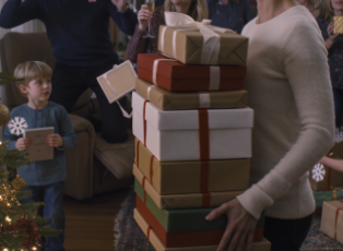HÄN NAURUI JOULULAHJANI – JOTEN VEIN HILJAISESTI KAIKKI 16 LAATIKKOA TAKAISIN – Uutiset