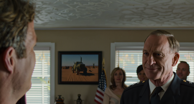 Isäni ajoi keltaista koulubussia 20 vuotta pienessä kaupungissa, ja kaikki luulivat hänen olevan vain ystävällinen ja täsmällinen mies, jossa ei ollut mitään erityistä – kunnes eräänä iltapäivänä neljän tähden kenraali koputti ovellemme, astui olohuoneeseen, tuijotti seinällä olevaa merijalkaväen valokuvaa ja pysähtyi kylmilleen: “Odota… kutsutko tätä miestä isäksi?”