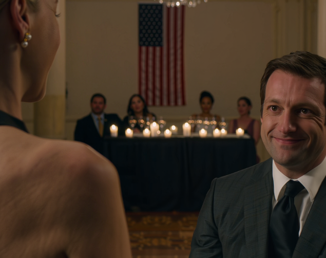 Sairaalan gaalassa vietin 14 unetonta kuukautta rakentaen Charlotten varakkaan eliitin joukkoon. Mieheni toi sisään vaaleahiuksisen naisen kuin tämä olisi illan todellinen nainen, ja äitini minulle jättämä timanttiriipus roikkui hänen kaulassaan – kävelin suoraan hänen luokseen, otin sen pois, ja se, mitä sanoin seuraavaksi, jähmetti hymyn hänen kasvoilleen. – Uutiset