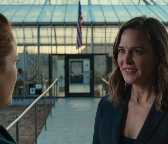 Siskoni tuhosi 100 000 dollarin kasvihuoneeni “opettaakseen minulle läksyn” sen jälkeen, kun kieltäydyin palkkaamasta häntä. Otin esiin valvontakameratallenteen ja otin hänet puheeksi. Äiti vaati, että “käsittelemme asian perheen sisällä”, ja isä yritti lopettaa koko jutun shekillä. Sanoin ei ja kävelin pois. Nyt he huutavat puhelimessa, että olen sydämetön – miksi soittaisin poliisille? – Uutiset