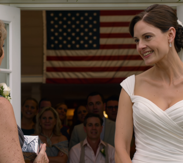 Maksoimme tyttäremme häät kuukausia, ja jokaisessa kuitissa oli nimeni, mutta heti sisäänkäynnille päästyämme hän sanoi kylmästi: “Sinua ei ole kutsuttu.” Seisoin jähmettyneenä hänen lahjansa kanssa kaikkien katseiden alla, sitten mieheni ja minä käännyimme ympäri, nousimme autoon, pysähdyimme kahvilaan, jossa oli Wi-Fi, ja teimme yhden asian, joka sai puhelimeni syttymään 32 vastaamattomasta puhelusta… – Uutiset