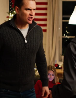 Jouluaattona poikani oli ahtamassa tavaroitani laatikoihin, kun hän sanoi: “Meidän täytyy vähentää tilaa, äiti.” Hymyilin vain, otin laukkuni ja kävelin ulos hiljaa. Muutamaa viikkoa myöhemmin he olivat melkein raivoissaan, kun he tajusivat, että sinä päivänä mukanani ottamani tavarat eivät olleet vain vaatteita. – Uutiset