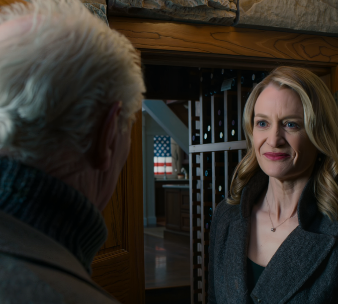 Tyttäreni ja hänen miehensä lukitsivat vaimoni ja minut viinikellariin Connecticutissa sijaitsevassa talossani, jonka rakensin omin käsin lähes 40 vuotta sitten. Vaimoni vapisi pelosta, ja minä vain nojauduin lähemmäs ja kuiskasin: “Hiljaisuus…” – koska aivan kylmän kivimuurin takana oli salaisuus, jonka he luulivat minun vievän hautaan – Uutiset