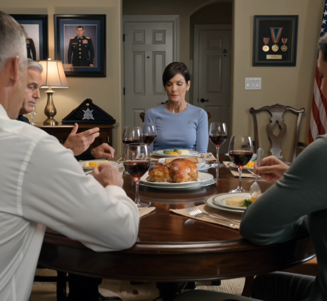 Kihlattuni isä kutsui minut sunnuntaipäivälliselle luullen, että olin vain joku siviilinainen, joka tapailee hänen poikaansa. Sitten hän alkoi selittää, miltä merijalkaväen “oikea komento” näyttää paahdetulla kanalla katetun pöydän ääressä. Annoin hänen sanoa jokaisen sanan loppuun ennen kuin lopulta kerroin hänelle kuka oikeasti olin – Uutiset