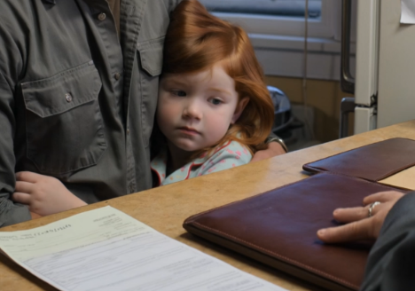 Vaimoni käveli ulos, kun poikamme sai diagnoosin, veljeni nauroi, kun anelin häntä auttamaan pelastamaan pojan, jota en voinut menettää, ja sen jälkeen kun hautasin kahdeksanvuotiaan poikani tyhjin käsin ja viisivuotias tytär piti minusta yhä kiinni, muukalainen ilmestyi ovelleni mustassa katumaasturissa kantaen tiedostoa, joka todisti, että elämäni pahin asia ei ollutkaan ollut tragedia – se oli ollut petos – Uutiset