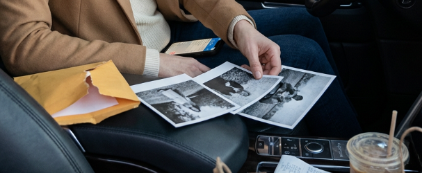 Mieheni viestitti, että hän on myöhässä kokouksesta, joten menin ostoksille yksin. Kun olin palaamassa autolleni, joku, jota en ollut nähnyt vuosiin, astui eteeni, sujautti sinetöidyn kirjekuoren käteeni ja kuiskasi: “Ole varovainen miehesi kanssa. Lue tämä yksin.” Sitten hän käveli pois ennen kuin ehdin pysäyttää häntä. Istuin autooni, repäisin sen auki, ja heti kun näin, mitä sisällä oli, hiljenin täysin. – Uutiset