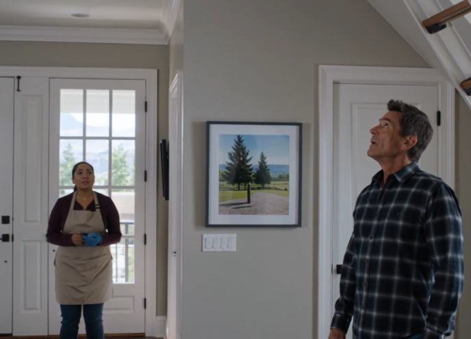 Kun poikani ja miniäni olivat lomalla, palkkasin siivoojan auttamaan talon siivouksessa. Alle tunnin kuluttua hän soitti minulle ääni vapisten. “Herra, joku itkee ullakolla. Se ei ole television vika.” Ryntäsin paikalle ja ajattelin, että kyseessä täytyi olla jokin virhe, mutta heti kun vedin ullakkotikkaat alas, tajusin, että he olivat piilottaneet taloon jotain, mitä ei olisi koskaan ollut tarkoitus löytää. – Uutiset