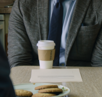 Vävyni tyhjensi tyttäreni luottotiedot ja istui sitten keittiönpöytäni ääreen pyytäen vielä 110 000 dollaria unelmakotiinsa Upper Arlingtonissa sanoen viileästi: “Perheen on tarkoitus kantaa toisiaan” – hän luuli, että allekirjoittaisin uudelleen, kuten tein sen siirtomaa-ajan sopimuksen Dublinissa, kunnes liu’utin hiljaa paperiarkin pöydän yli ja katselin hymyn yhtäkkiä katoavan hänen kasvoiltaan… – Uutiset