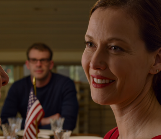 ”Et ole puoliksikaan niin hyvä nainen kuin äitini”, miniäni sanoi illallisella pienessä Ohion kodissani juuri kun asetin vaniljavanukkaan pöydälle. Työnsin tuolini taaksepäin ja vastasin: ”Anna hänen sitten alkaa maksaa vuokraa siitä asunnosta Brier Lanella”, ja poikani kalpeni yhtäkkiä, hänen kätensä jäätyi puhelimen yllä, aivan kuin tässä perheessä olisi lasku, jota ei olisi koskaan sallittu kutsua sen oikealla nimellä. – Uutiset