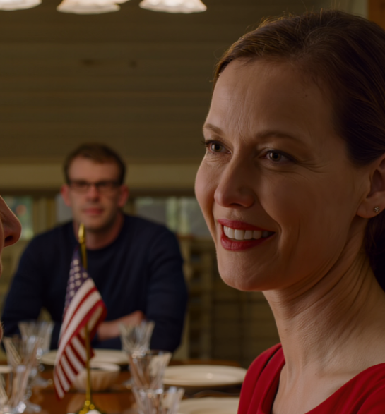 ”Et ole puoliksikaan niin hyvä nainen kuin äitini”, miniäni sanoi illallisella pienessä Ohion kodissani juuri kun asetin vaniljavanukkaan pöydälle. Työnsin tuolini taaksepäin ja vastasin: ”Anna hänen sitten alkaa maksaa vuokraa siitä asunnosta Brier Lanella”, ja poikani kalpeni yhtäkkiä, hänen kätensä jäätyi puhelimen yllä, aivan kuin tässä perheessä olisi lasku, jota ei olisi koskaan sallittu kutsua sen oikealla nimellä. – Uutiset