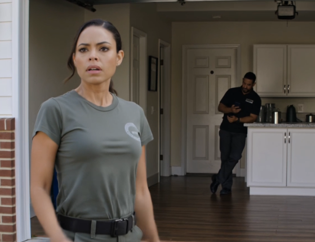 Isäni, joka oli Navy SEAL -sotilas, jätti minulle Mustangin, jota hän ajoi kaksikymmentä vuotta. Veljeni myi sen ollessani komennuksella ja sanoi minulle, että “rauhoitu, se on vain auto”. Kuusi päivää myöhemmin soitto autoliikkeestä teki kuitenkin yhden asian tuskallisen selväksi: isäni oli nähnyt tämän tulevan, ja mitä tahansa hän Mustangin sisään kätkikin, se oli muuttamaisillaan veljeni helpon pienen myynnin hänen elämänsä pahimmaksi virheeksi. – Uutiset