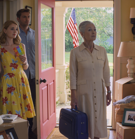 Asuttuaan seitsemän vuotta kattoni alla ja rahojeni varassa he osuivat nappiin. Miniäni ja poikani voittivat yllättäen 85 miljoonan dollarin lotossa. Samana päivänä hän asetti muutaman laatikoistani aivan oven viereen ja tiuskaisi: “Emme enää tarvitse apuasi. Etsi uusi asunto – pakkaa ja lähde.” Vastasin lyhyesti: “Selvä.” Ennen kuin astuin ulos, käännyin takaisin, hymyilin ja sanoin: “Luitko nimen lipussa huolellisesti?” Sitten kävelin nopeasti pois. – Uutiset